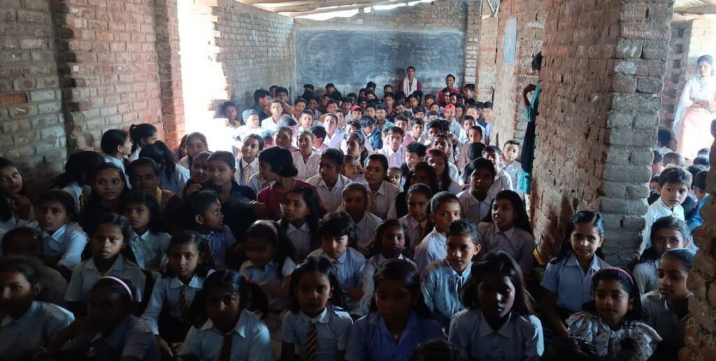 विद्या भारती हाई स्कूल में वार्षिक परीक्षाफल किया गया वितरण, परीक्षा फल पाकर छात्रों के चेहरे पर आया मुस्कान विद्या भारती हाई स्कूल में वार्षिक परीक्षाफल किया गया वितरण, परीक्षा फल पाकर छात्रों के चेहरे पर आया मुस्कान