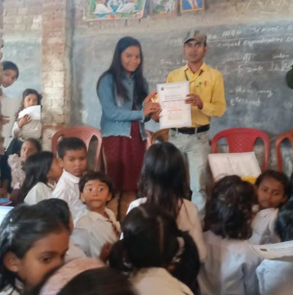 विद्या भारती हाई स्कूल में वार्षिक परीक्षाफल किया गया वितरण, परीक्षा फल पाकर छात्रों के चेहरे पर आया मुस्कान विद्या भारती हाई स्कूल में वार्षिक परीक्षाफल किया गया वितरण, परीक्षा फल पाकर छात्रों के चेहरे पर आया मुस्कान