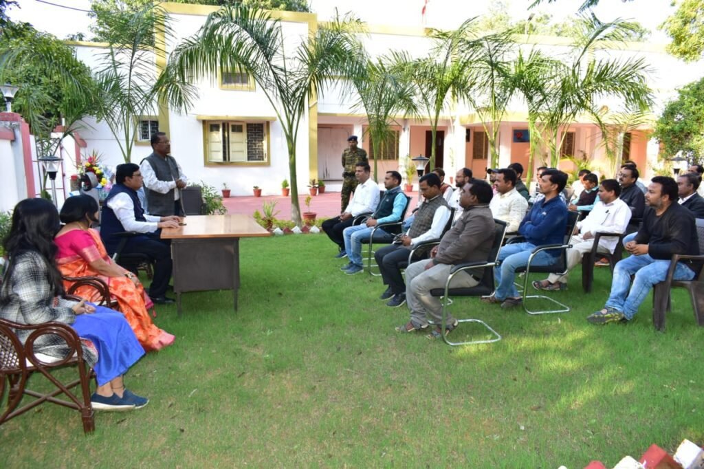 सेवानिवृत्ति पर निवर्तमान आयुक्त दशरथ चन्द्र दास को दी गई विदाई सेवानिवृत्ति पर निवर्तमान आयुक्त दशरथ चन्द्र दास को दी गई विदाई