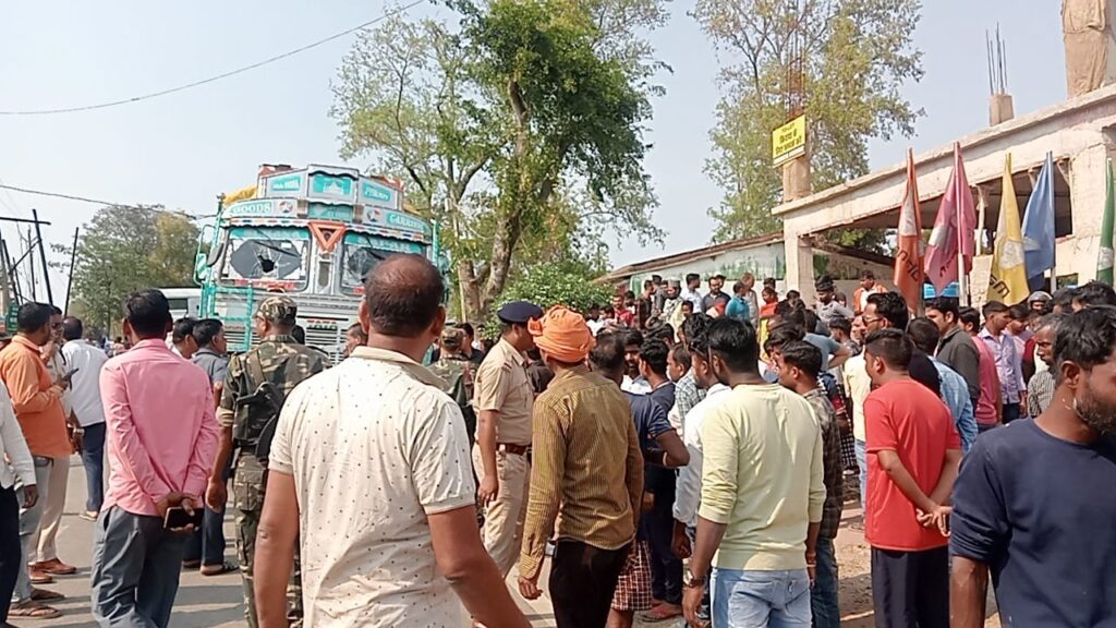 सड़क हादसा:तेज रफ्तार ट्रक के चपेट में आने से दो सगे भाइयों की दर्दनाक मौत. सड़क हादसा:तेज रफ्तार ट्रक के चपेट में आने से दो सगे भाइयों की दर्दनाक मौत.