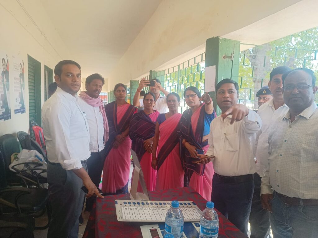 शत प्रतिशत मतदान कराने के उद्देश्य से पांकी विधानसभा में मॉकड्रील का हुआ आयोजन शत प्रतिशत मतदान कराने के उद्देश्य से पांकी विधानसभा में मॉकड्रील का हुआ आयोजन
