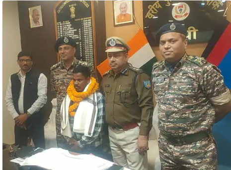 एक लाख ईनामी नक्सली संतोष गंझु ने किया आत्मसमर्पण एक लाख ईनामी नक्सली संतोष गंझु ने किया आत्मसमर्पण