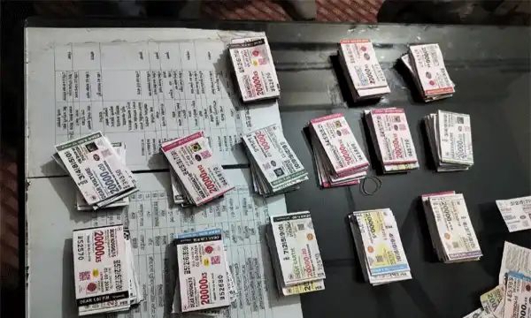 अवैध लॉटरी बेचते तीन युवक गिरफ्तार