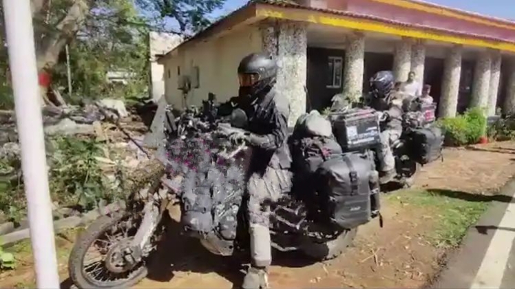 दुमका :कड़ी सुरक्षा के बीच रवाना हुए स्पेनिश विदेशी दंपति दुमका :कड़ी सुरक्षा के बीच रवाना हुए स्पेनिश विदेशी दंपति