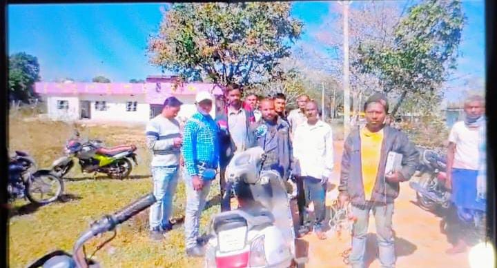 सड़क पर ही लगा दी बिजली का पोल,ग्रामीणों ने लगाया जेई पर लापरवाही का आरोप सड़क पर ही लगा दी बिजली का पोल,ग्रामीणों ने लगाया जेई पर लापरवाही का आरोप