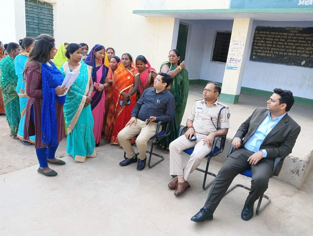 जिला निर्वाचन पदाधिकारी सह उपायुक्त ने पुलिस अधीक्षक रामगढ़ के साथ किया विभिन्न मतदान केंद्रों का निरीक्षण।