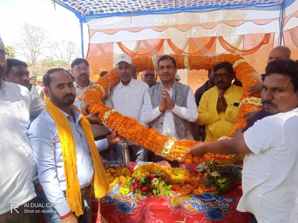 शिलान्यास कार्यक्रम में गरजे भानु, 51असहाय बहनों का शादी कराना हर किसी का बस की बात नहीं। शिलान्यास कार्यक्रम में गरजे भानु, 51असहाय बहनों का शादी कराना हर किसी का बस की बात नहीं।