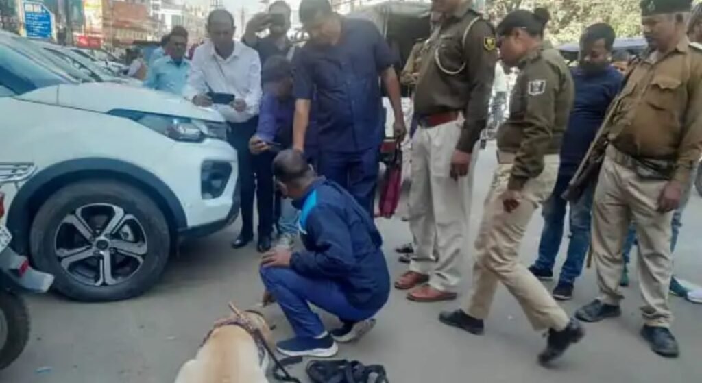 दिल्ली के कारोबारी से 3 करोड़ का सोना लूटा, विराेध करने पर बेटे को मारी गोली दिल्ली के कारोबारी से 3 करोड़ का सोना लूटा, विराेध करने पर बेटे को मारी गोली