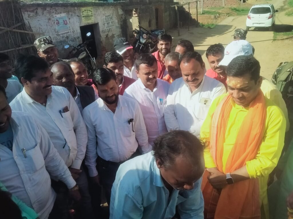 विधायक भानु प्रताप शाही ने दो योजनाओं का भूमिपूजन किया| विधायक भानु प्रताप शाही ने दो योजनाओं का भूमिपूजन किया|