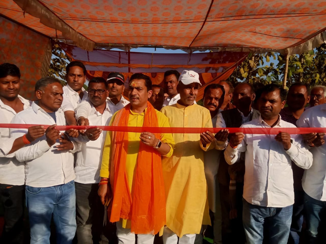 विधायक भानु प्रताप शाही ने दो योजनाओं का भूमिपूजन किया| विधायक भानु प्रताप शाही ने दो योजनाओं का भूमिपूजन किया|