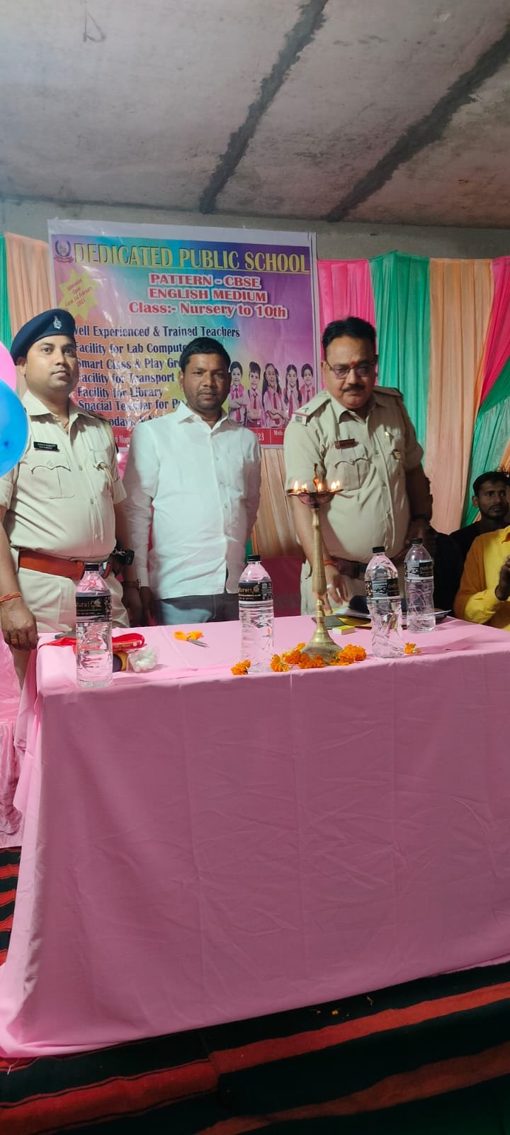 नावा बाजार में डेडीकेटेड पब्लिक स्कूल को थाना प्रभारी चिंटू कुमार ने फीता काट व दीप प्रज्वलित कर उद्घाटन किया नावा बाजार में डेडीकेटेड पब्लिक स्कूल को थाना प्रभारी चिंटू कुमार ने फीता काट व दीप प्रज्वलित कर उद्घाटन किया