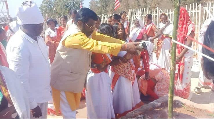आदिवासी की परंपरा संस्कृति अतुल्यनीय... विधायक बैजनाथ राम आदिवासी की परंपरा संस्कृति अतुल्यनीय... विधायक बैजनाथ राम