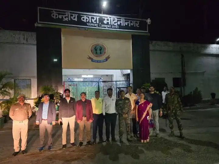 मेदिनीनगर केंद्रीय कारा में रविवार रात छापेमारी मेदिनीनगर केंद्रीय कारा में रविवार रात छापेमारी
