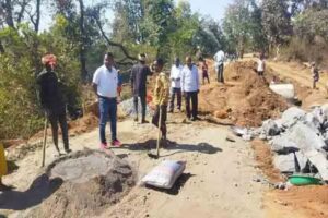 पथ निर्माण में अनियमितता का आरोप लगाकर ग्रामीणों ने काम बंद कराया
