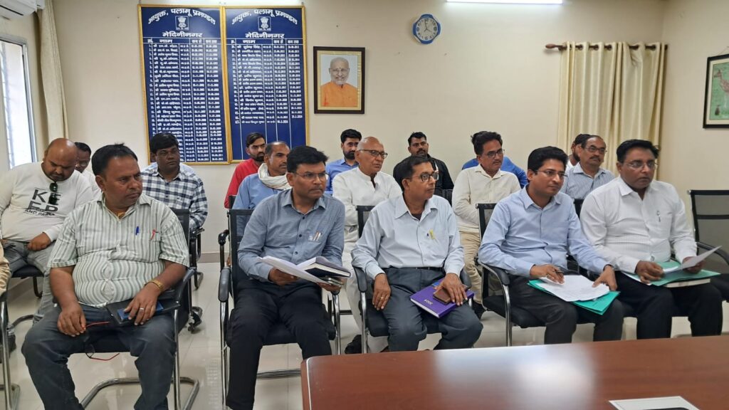 आयुक्त बाल किशुन मुंडा ने पलामू प्रमंडल के सभी जिलों के जिला परिवहन पदाधिकारी तथा बस ऑनर एसोसिएशन एवं बस संचालकों के साथ की बैठक आयुक्त बाल किशुन मुंडा ने पलामू प्रमंडल के सभी जिलों के जिला परिवहन पदाधिकारी तथा बस ऑनर एसोसिएशन एवं बस संचालकों के साथ की बैठक