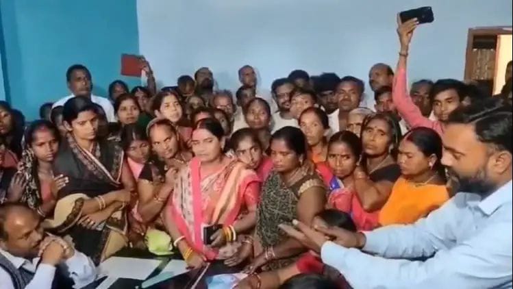 गढ़वा :अबुआ आवास को लेकर सैकड़ों महिलाओं ने बीडीओ कार्यालय में हंगामाl गढ़वा :अबुआ आवास को लेकर सैकड़ों महिलाओं ने बीडीओ कार्यालय में हंगामाl