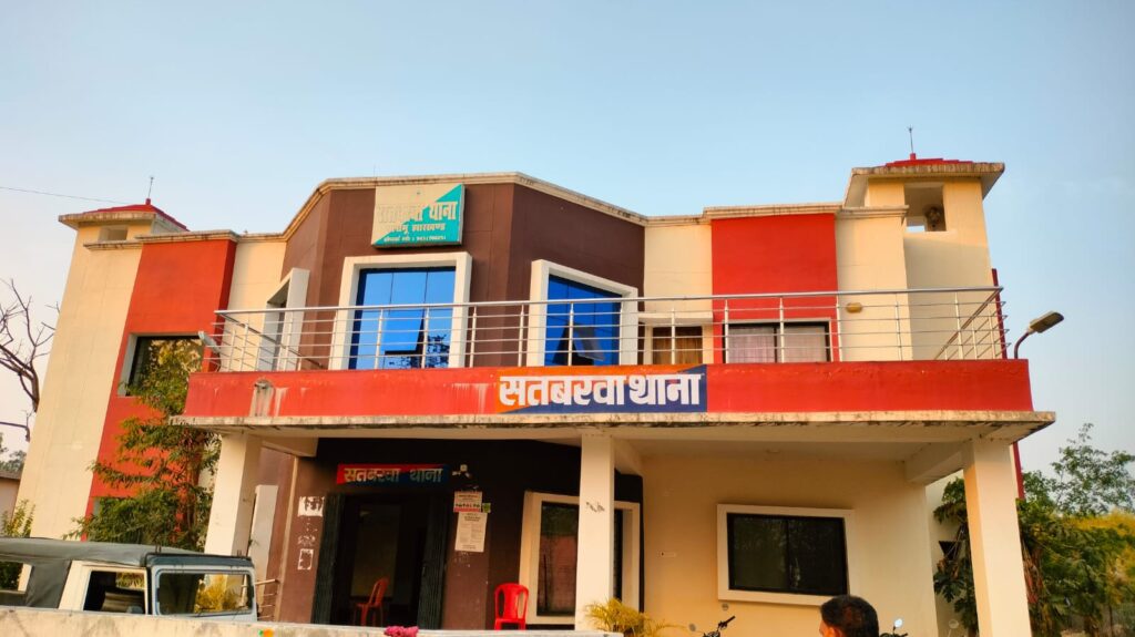 होली पर शांतिपूर्ण मनाने को लेकर थाना परिसर में की गई शांति समिति की बैठक होली पर शांतिपूर्ण मनाने को लेकर थाना परिसर में की गई शांति समिति की बैठक