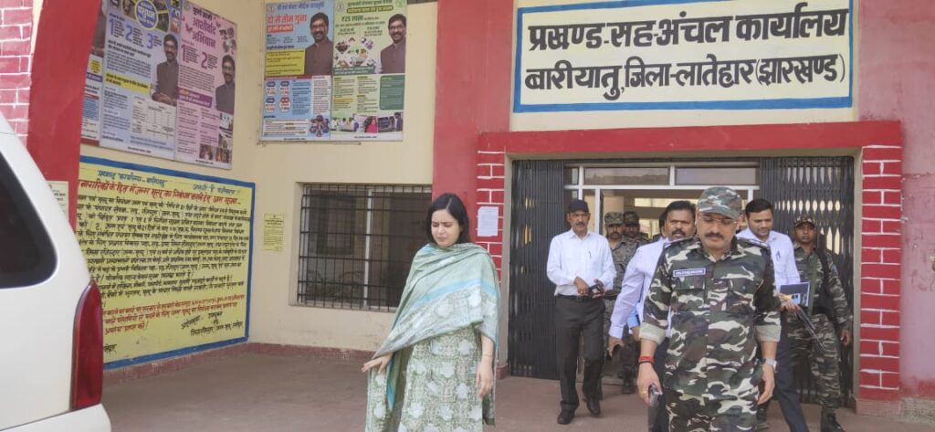 जिला निर्वाचन पदाधिकारी सह उपायुक्त ने किया विभिन्न मतदान केंद्रों का निरीक्षण जिला निर्वाचन पदाधिकारी सह उपायुक्त ने किया विभिन्न मतदान केंद्रों का निरीक्षण