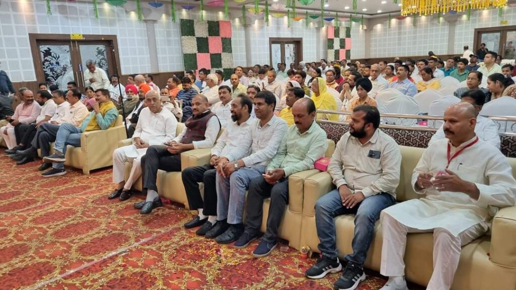 राष्ट्र संवाद के स्वागत से अभिभूत हुए अतिथिगण राष्ट्र संवाद के स्वागत से अभिभूत हुए अतिथिगण