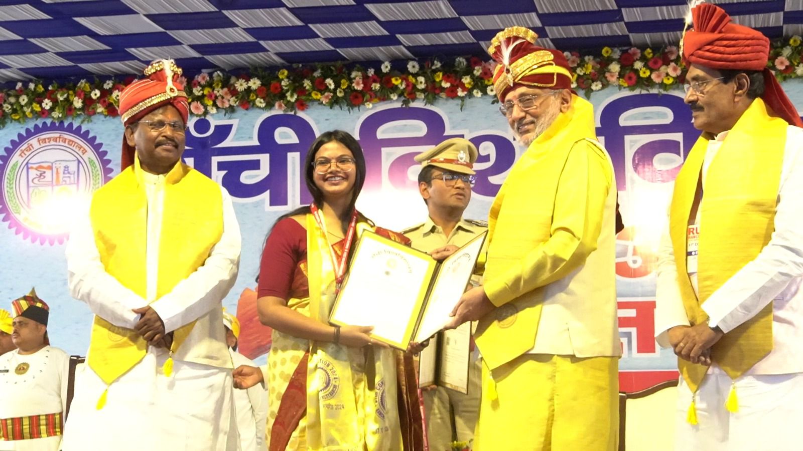 गुमला:घाघरा की बेटी को राज्यपाल के हाथों गोल्ड मेडल से मिला सम्मान