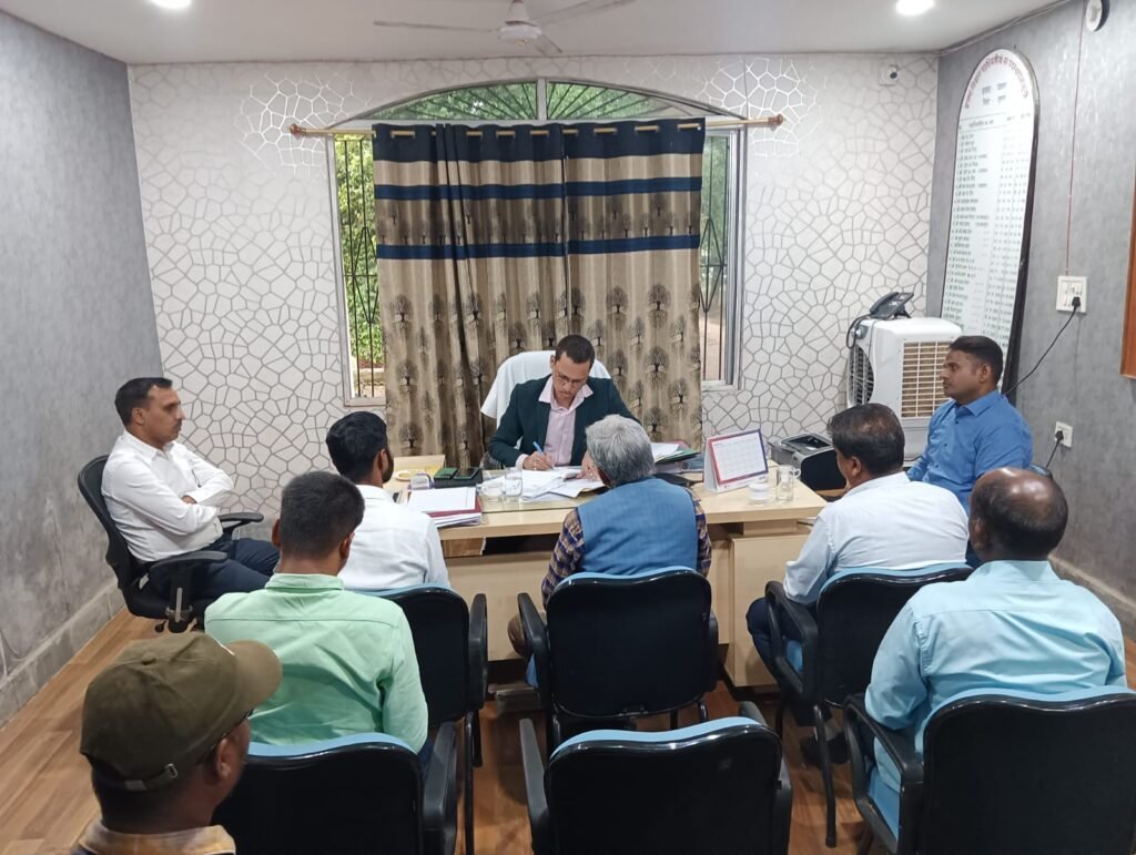 एसडीओ ने प्रखंड पदाधिकारी एवं निर्वाचन कर्मियों के साथ समीक्षा बैठक की