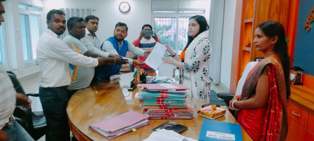 लातेहार:पंचायत सचिवालय स्वयंसेवक ने उपायुक्त गरिमा सिंह से मिले लातेहार:पंचायत सचिवालय स्वयंसेवक ने उपायुक्त गरिमा सिंह से मिले
