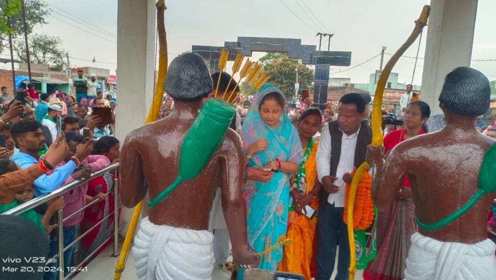 गिरिडीह बेंगाबाद चौक में पूर्व मुख्यमंत्री हेमंत सोरेन की पत्नी कल्पना सोरेन का हुआ आगमन गिरिडीह बेंगाबाद चौक में पूर्व मुख्यमंत्री हेमंत सोरेन की पत्नी कल्पना सोरेन का हुआ आगमन