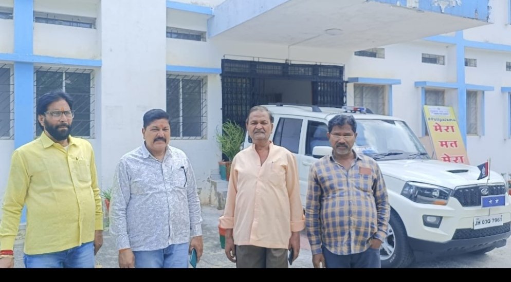 आरक्षी महा निरीक्षक से झारखण्ड आन्दोलनकारी संघर्ष मोर्चा का प्रतिनिधि मंडल मिला। आरक्षी महा निरीक्षक से झारखण्ड आन्दोलनकारी संघर्ष मोर्चा का प्रतिनिधि मंडल मिला।