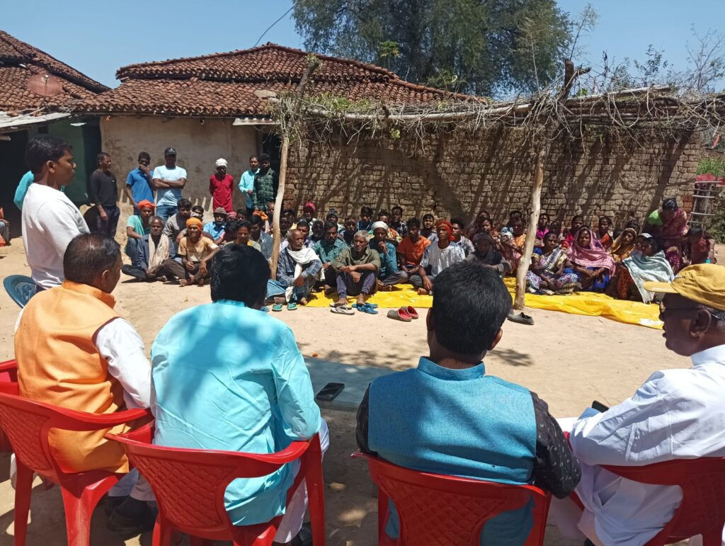 वज्रपात की चपेट में आए मृतक रामदयाल के परिजनों से भाजपा प्रत्याशी ने किया मुलाकात,बंधाया ढांढस वज्रपात की चपेट में आए मृतक रामदयाल के परिजनों से भाजपा प्रत्याशी ने किया मुलाकात,बंधाया ढांढस