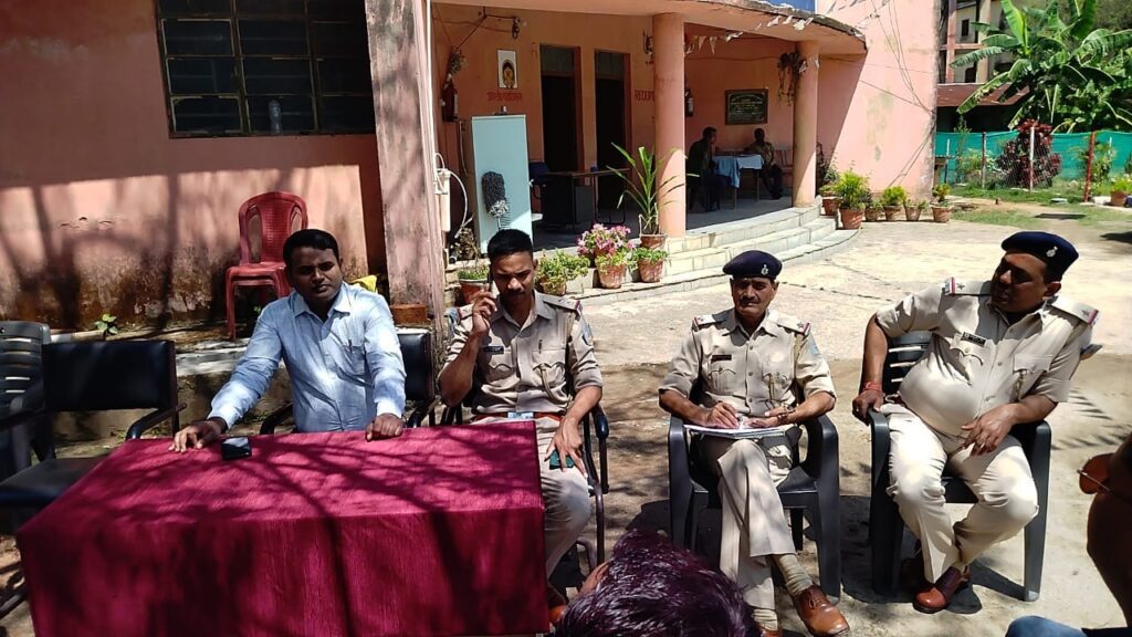 होली एवं रमजान त्योहार को लेकर घाघरा थाना परिसर में रखी गई शांति समिति की बैठक होली एवं रमजान त्योहार को लेकर घाघरा थाना परिसर में रखी गई शांति समिति की बैठक