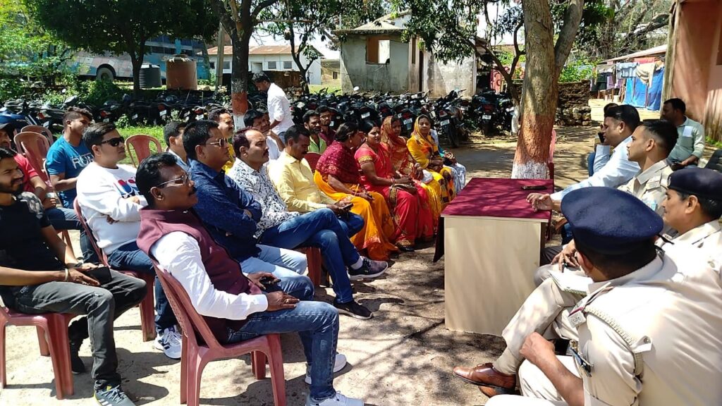 होली एवं रमजान त्योहार को लेकर घाघरा थाना परिसर में रखी गई शांति समिति की बैठक होली एवं रमजान त्योहार को लेकर घाघरा थाना परिसर में रखी गई शांति समिति की बैठक