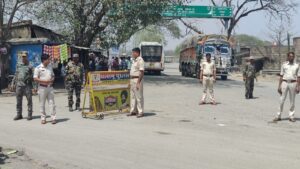 पड़वा मोड़ पर नावा बाजार थाना प्रभारी के नेतृत्व में एंटी क्राइम के तहत चेकिंग अभियान चलाया गया