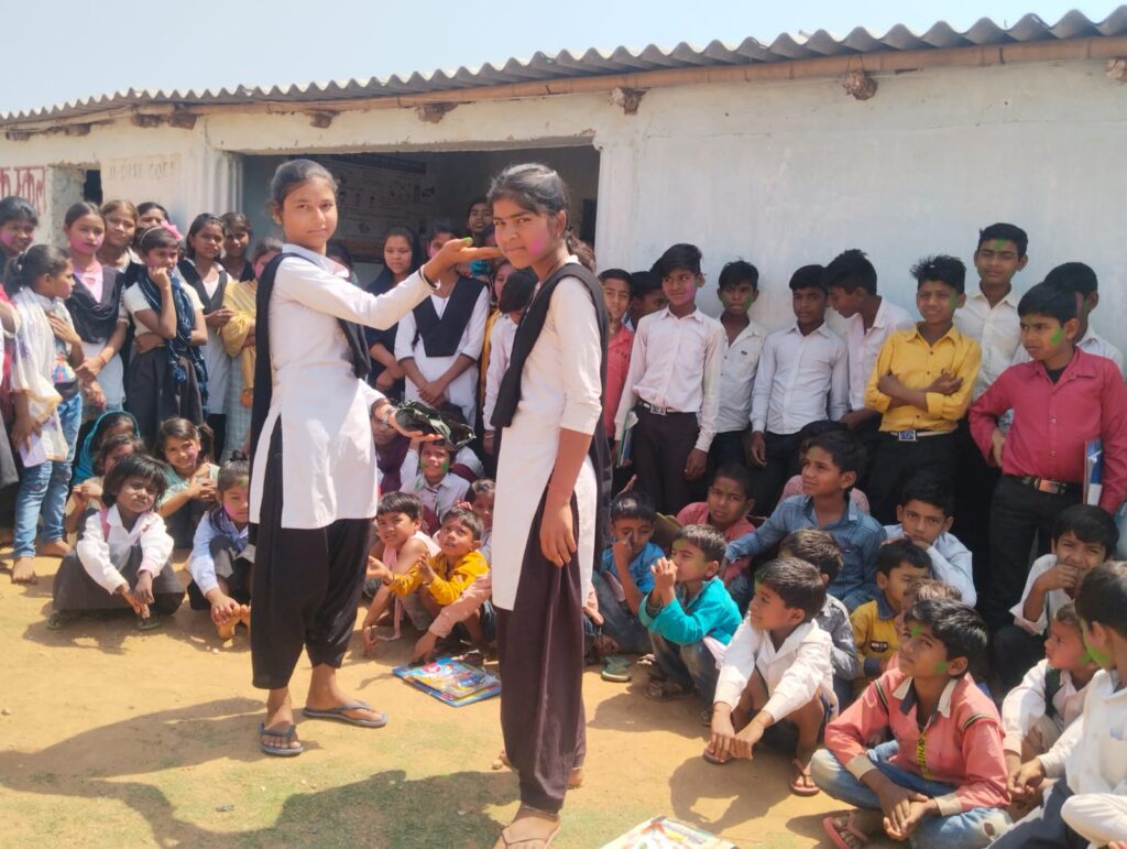 ए पी ए डी पब्लिक स्कूल चौरिया में होली मिलन समारोह का हुआ आयोजन ए पी ए डी पब्लिक स्कूल चौरिया में होली मिलन समारोह का हुआ आयोजन