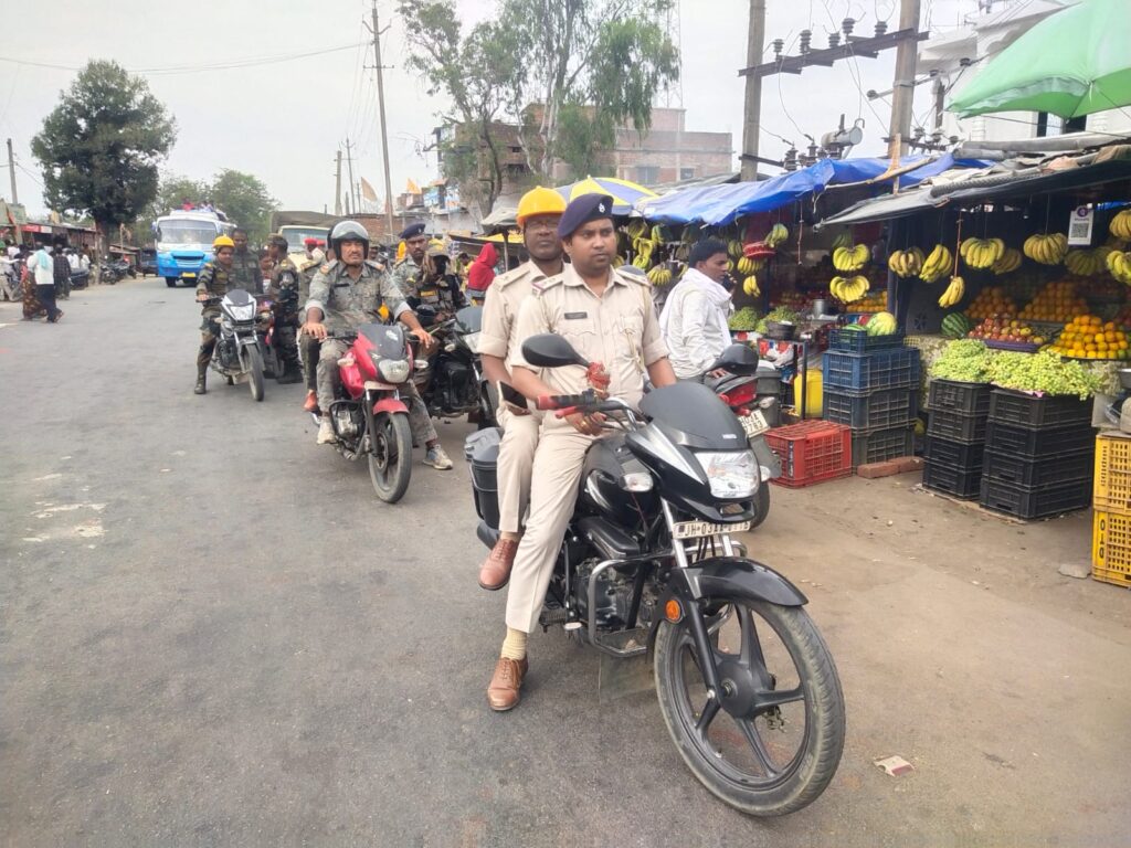 नावा बाजार प्रखंड मुख्यालय में होली पर्व को लेकर प्रशासन ने निकाली फ्लैग मार्च नावा बाजार प्रखंड मुख्यालय में होली पर्व को लेकर प्रशासन ने निकाली फ्लैग मार्च