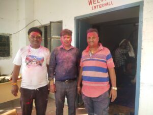 नावा बाजार थाना परिसर में थाना प्रभारी चिंटू कुमार ने होली महापर्व पर अबीर गुलाल लगाकर होली की दी शुभकामनाएं