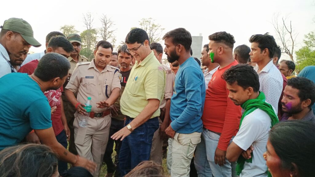 चाकूबाजी में हुई युवक की हत्या के बाद परिजनों व ग्रामीणों ने किया हंगामा,मृतक की पत्नी को मिला मुआवजा। चाकूबाजी में हुई युवक की हत्या के बाद परिजनों व ग्रामीणों ने किया हंगामा,मृतक की पत्नी को मिला मुआवजा।