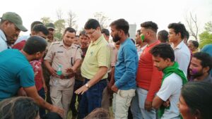 चाकूबाजी में हुई युवक की हत्या के बाद परिजनों व ग्रामीणों ने किया हंगामा,मृतक की पत्नी को मिला मुआवजा।