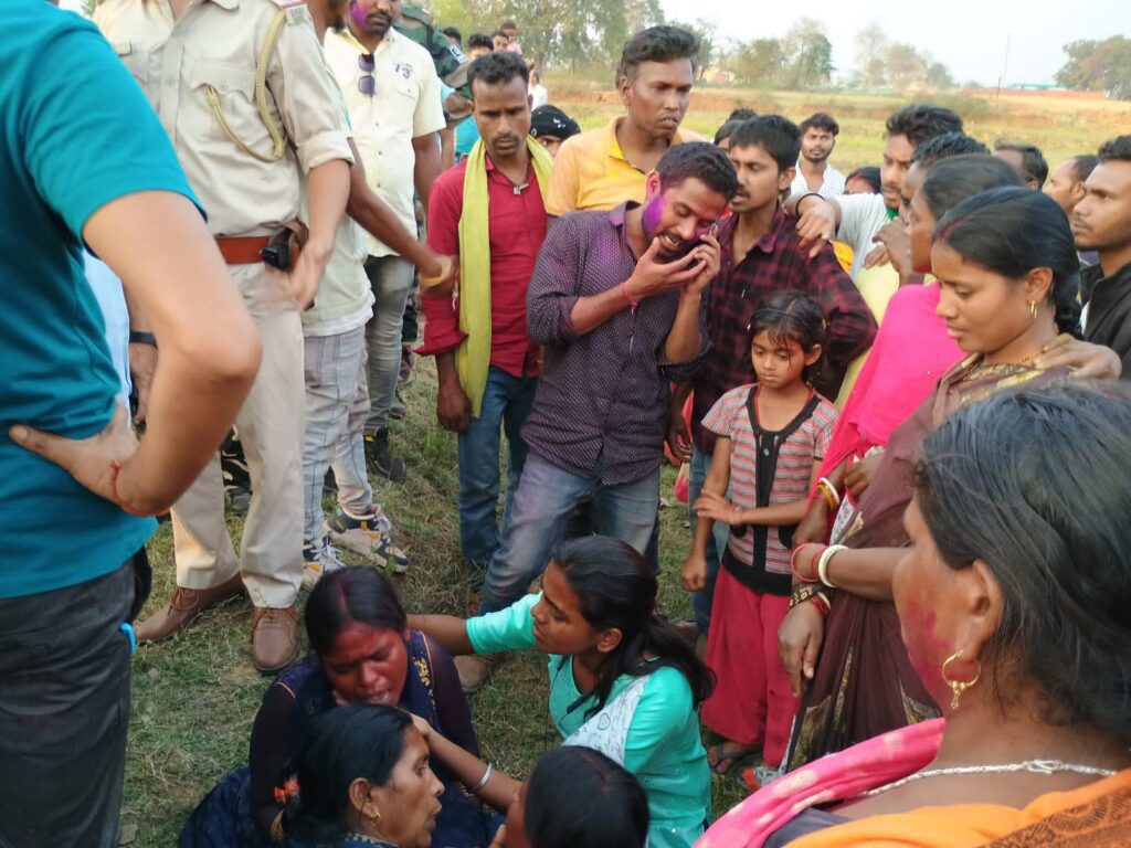 चाकूबाजी में हुई युवक की हत्या के बाद परिजनों व ग्रामीणों ने किया हंगामा,मृतक की पत्नी को मिला मुआवजा। चाकूबाजी में हुई युवक की हत्या के बाद परिजनों व ग्रामीणों ने किया हंगामा,मृतक की पत्नी को मिला मुआवजा।