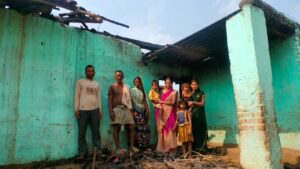 मनिका प्रखंड के रांकीकला में घर जलकर राख,बाल बाल बचे लोग