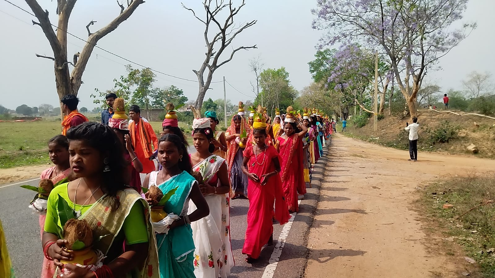 राधा कृष्ण मंदिर का वार्षिक उत्सव के अवसर पर निकाली गई भव्य कलश यात्रा