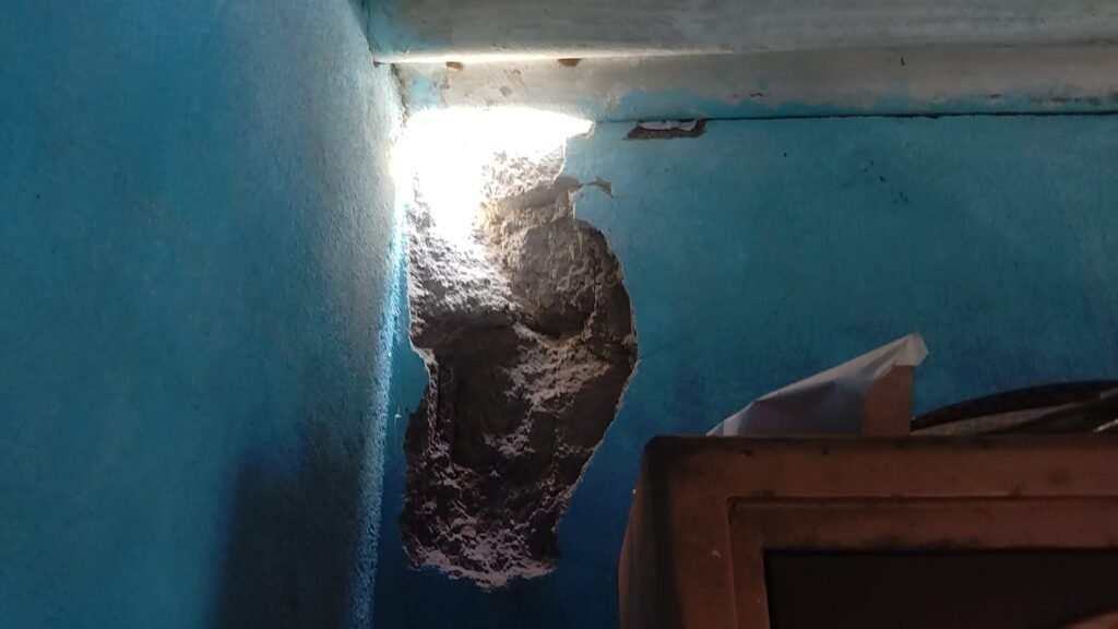 बज्रपात एवं तेज हवाओं से अनेकों घर एवं झोपड़ी हुआ क्षतिग्रस्त,ग्रामीण परेशान