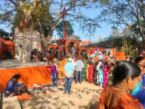 पलामू: महाशिवरात्रि पर राजहारा स्थित झरना शिव मंदिर प्रांगण में श्रद्धालुओं ने किया जलाभिषेक