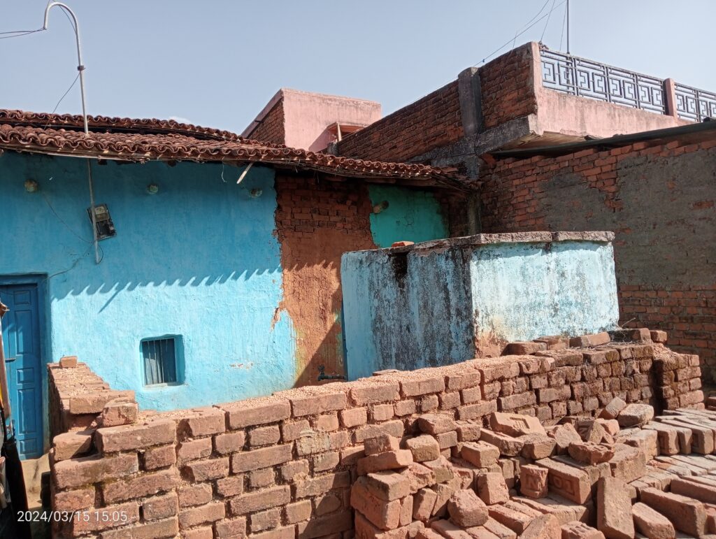 अबुआआवास में मची हैं लूट:पंचायत सेवक कर रहे हैं पैसे की मांगः मुखिया अबुआआवास में मची हैं लूट:पंचायत सेवक कर रहे हैं पैसे की मांगः मुखिया