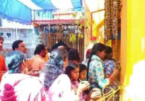 लातेहार :भगवान शिव का हजारों श्रद्धालुओ ने किया जलाभिषेक।