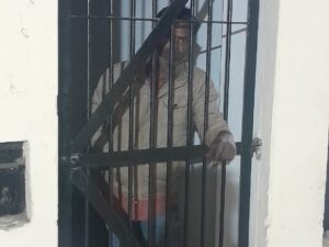 पुलिस के जवानों ने पत्रकार को पीटा, चेहरे पर गर्म चाय फेका:बिना कसूर में दो घंटे हाजत में रखा बंद