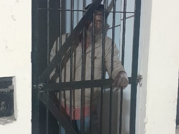 पुलिस के जवानों ने पत्रकार को पीटा, चेहरे पर गर्म चाय फेका:बिना कसूर में दो घंटे हाजत में रखा बंद पुलिस के जवानों ने पत्रकार को पीटा, चेहरे पर गर्म चाय फेका:बिना कसूर में दो घंटे हाजत में रखा बंद