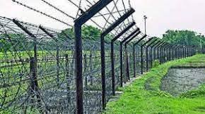 बीएसएफ ने त्रिपुरा सीमा पर गोलीबारी में मारे गए बांग्लादेशी तस्कर का शव परिवार को सौंपा बीएसएफ ने त्रिपुरा सीमा पर गोलीबारी में मारे गए बांग्लादेशी तस्कर का शव परिवार को सौंपा