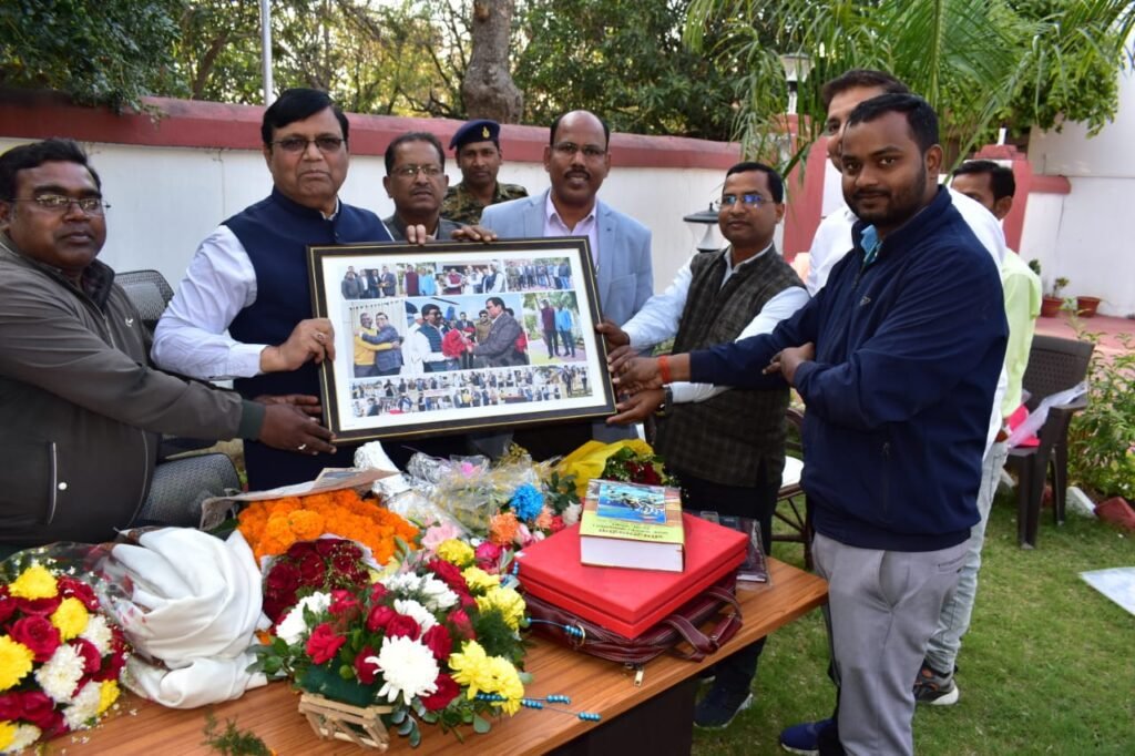 सेवानिवृत्ति पर निवर्तमान आयुक्त दशरथ चन्द्र दास को दी गई विदाई सेवानिवृत्ति पर निवर्तमान आयुक्त दशरथ चन्द्र दास को दी गई विदाई