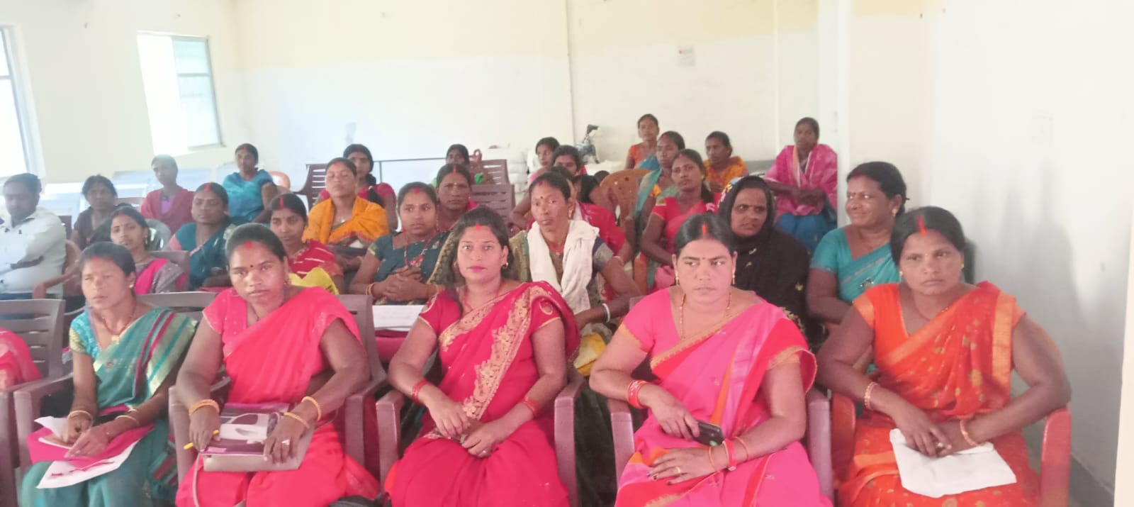 मनिका प्रखंड कार्यालय में समूह के महिलाओं के साथ जेएसएलपीएस के द्वारा किया गया बैठक।