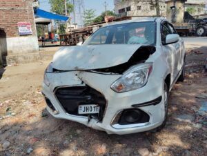 पेड़ से टकराई कार बाल बाल बचे सवार